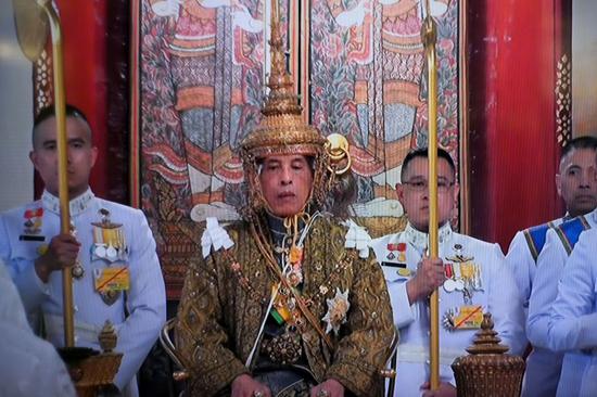The King of Thailand wears a 7.3 kg crown crown and weighs more than the Queen of England.